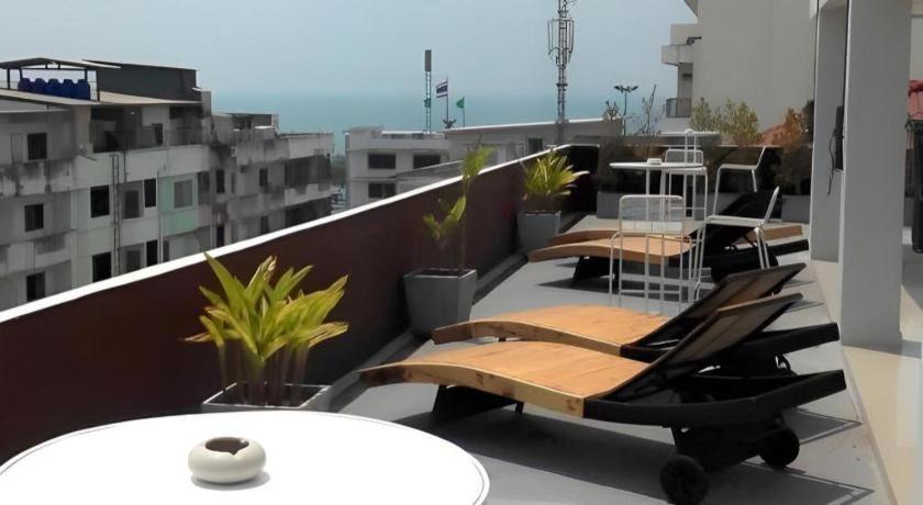By Dee @Jomtien Hotel Патая Екстериор снимка